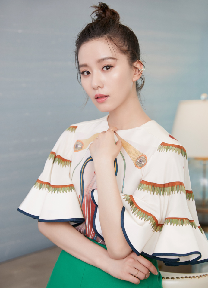北京美女刘诗诗花蕊装搭配翠绿短裤大秀白皙长 4
