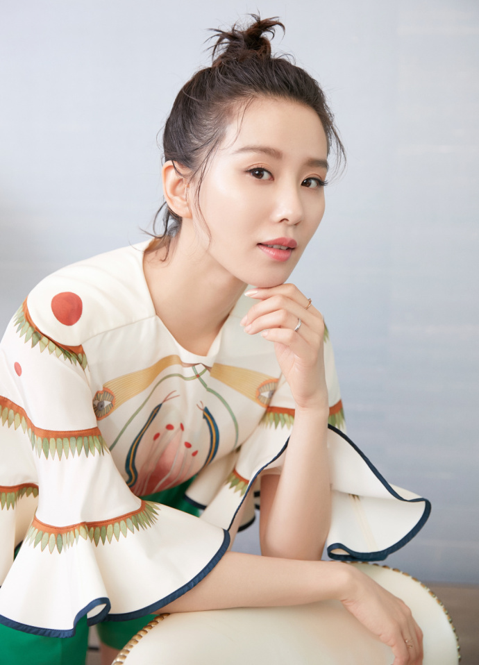 北京美女刘诗诗花蕊装搭配翠绿短裤大秀白皙长 5