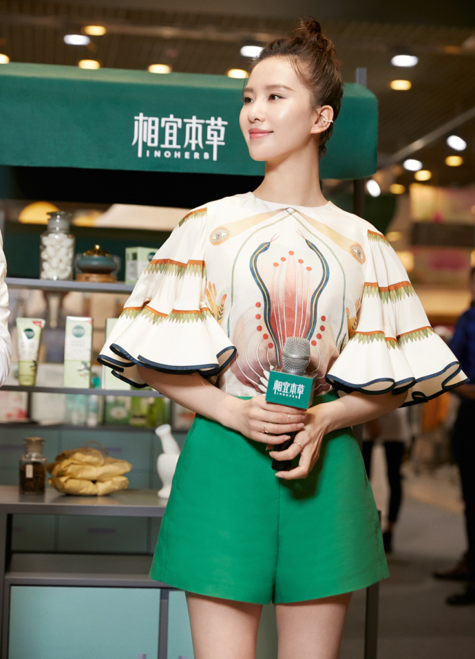 北京美女刘诗诗花蕊装搭配翠绿短裤大秀白皙长 8