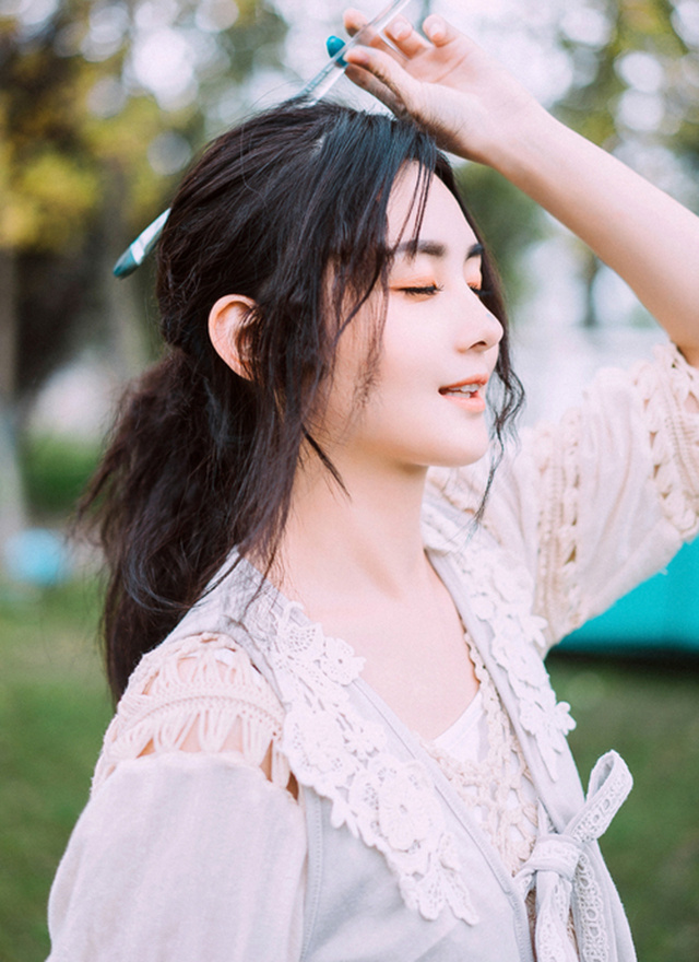 清纯美女户外文艺写真 4