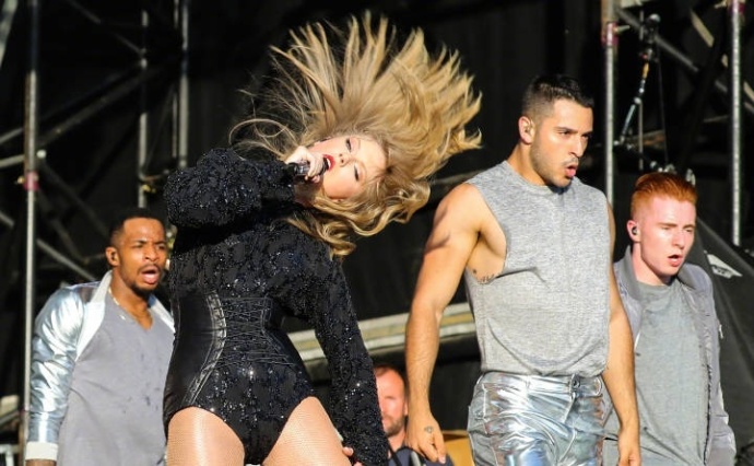 欧美美女明星Taylor Swift霉霉在BBC周末音乐节的表 2