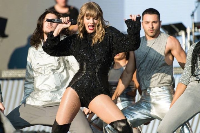欧美美女明星Taylor Swift霉霉在BBC周末音乐节的表 3