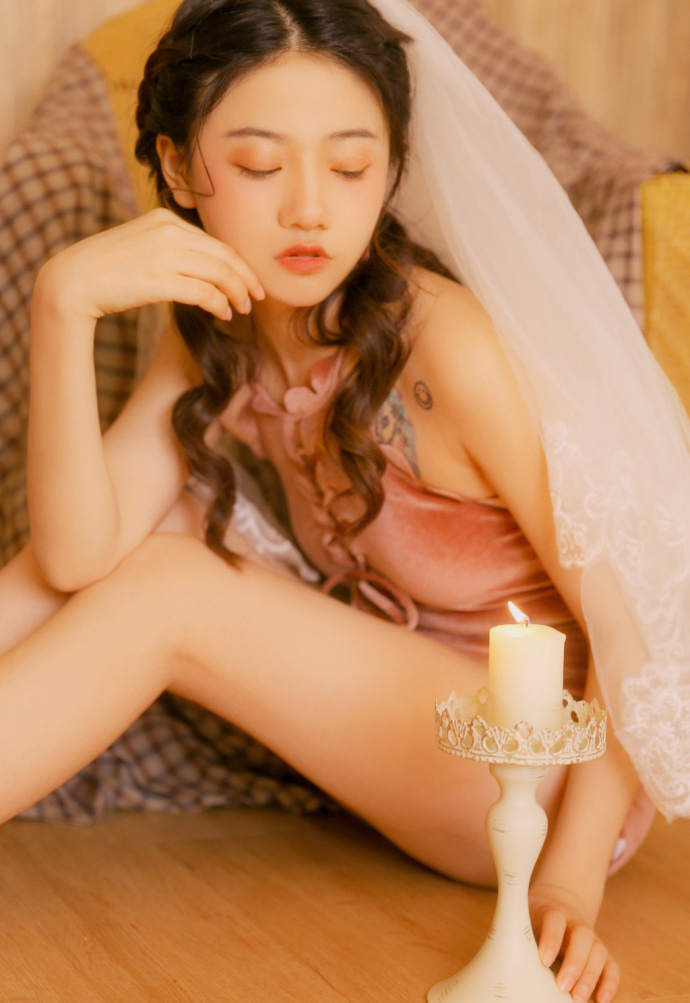 清纯美女头戴头纱私房图片 2