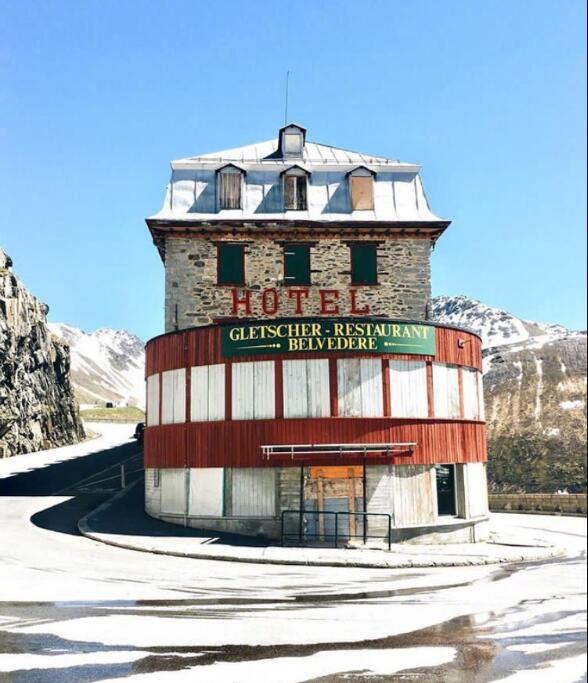 瑞士富尔卡山口半山腰的一家复古酒店风景图片