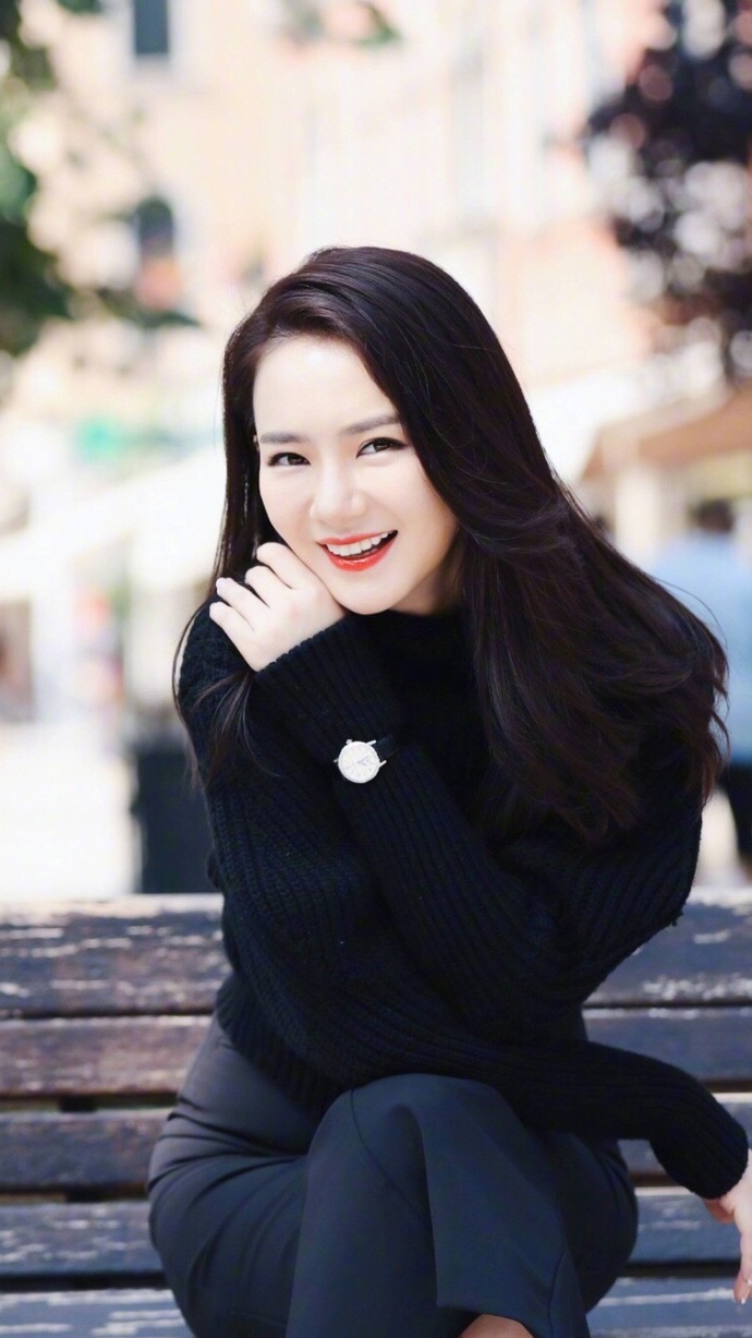 四川美女明星戚薇黑色高领毛衣冬季温暖写真 3