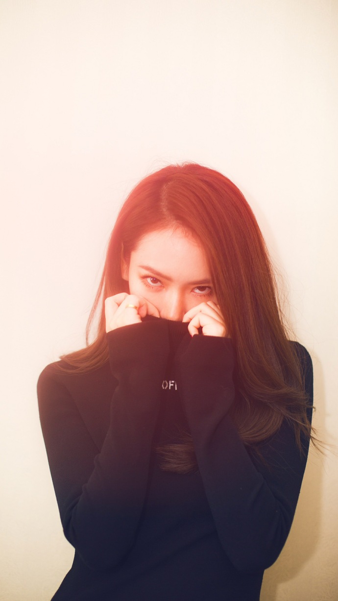 四川美女明星戚薇黑色高领毛衣冬季温暖写真 6