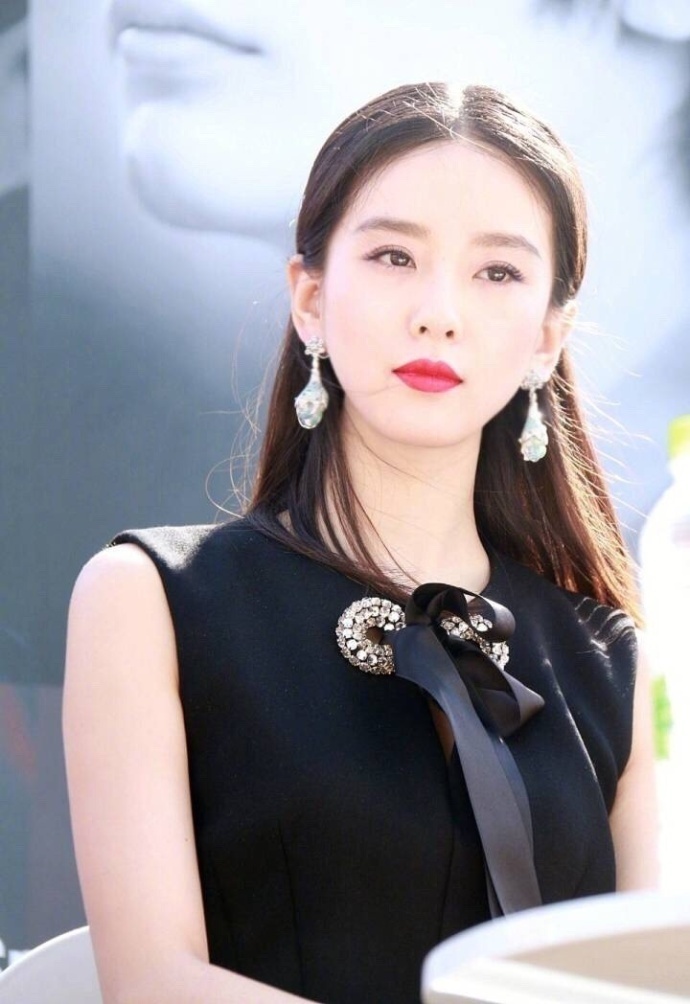 气质美女明星刘诗诗烈焰红唇黑色礼服优雅时尚 2