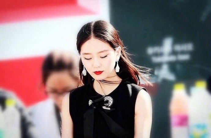 气质美女明星刘诗诗烈焰红唇黑色礼服优雅时尚 5