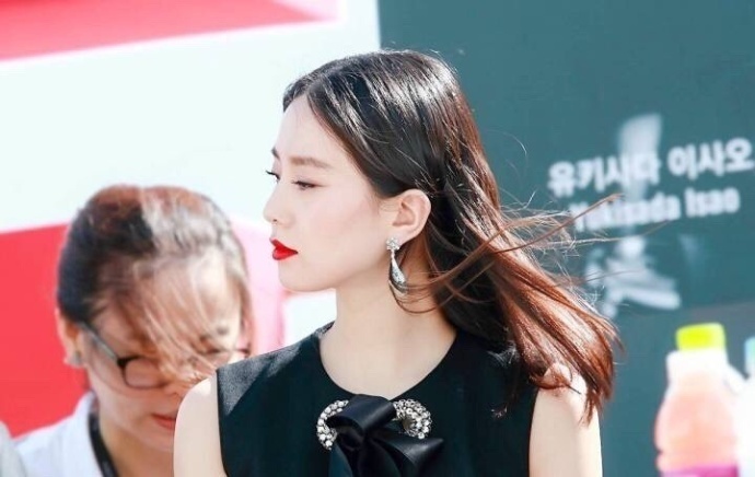 气质美女明星刘诗诗烈焰红唇黑色礼服优雅时尚 6