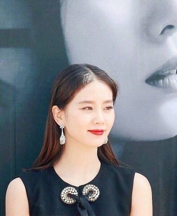气质美女明星刘诗诗烈焰红唇黑色礼服优雅时尚 7