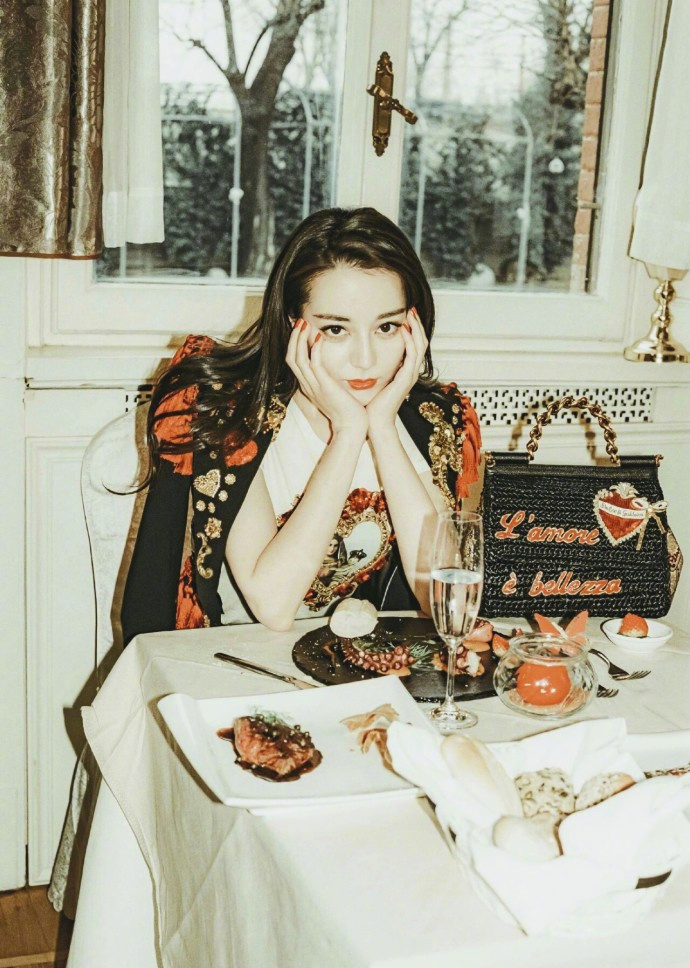 新疆美女明星迪丽热巴浓妆复古写真图片 4