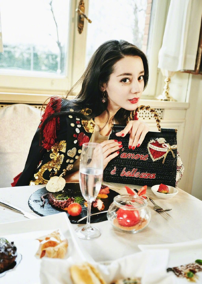 新疆美女明星迪丽热巴浓妆复古写真图片 5