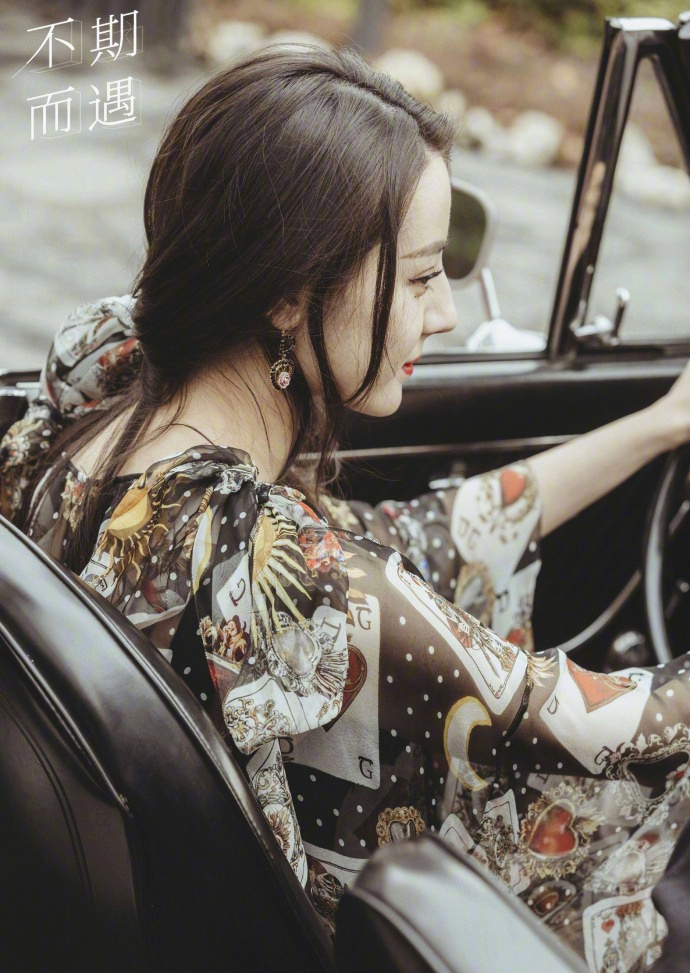 新疆美女明星迪丽热巴浓妆复古写真图片 9