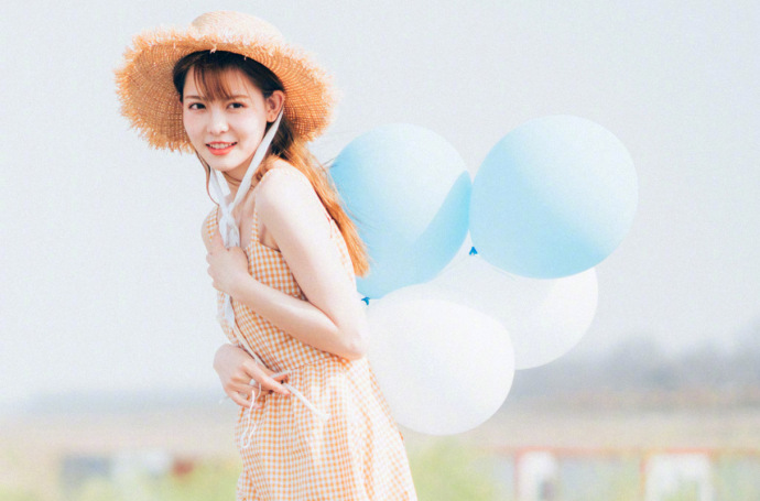 清纯美女格子吊带裙唯美写真 3