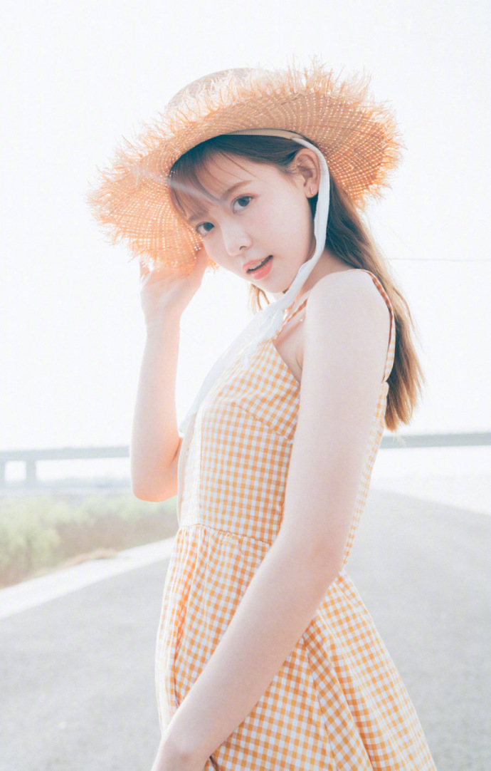 清纯美女格子吊带裙唯美写真 6