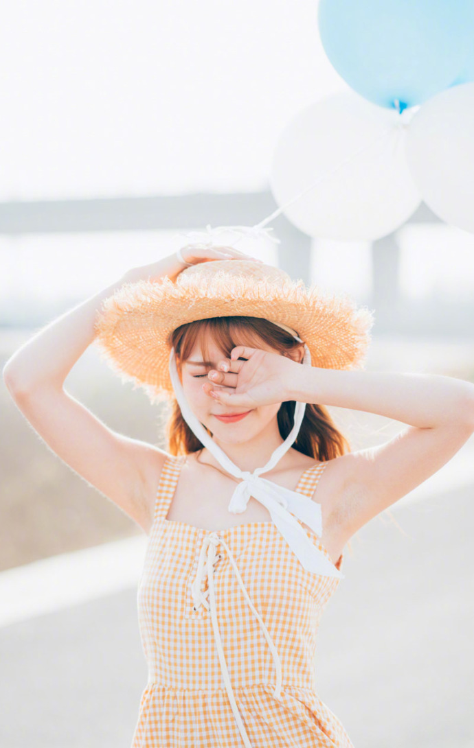 清纯美女格子吊带裙唯美写真 7