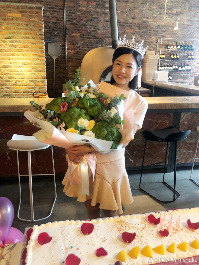 台湾美女明星陈妍希生日最新拍摄的封面大片 7