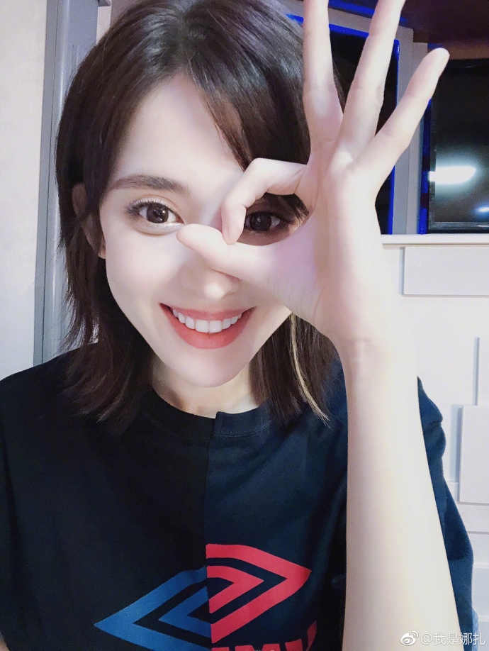 新疆美女明星古力娜扎化身猫系美少女可爱图片 2