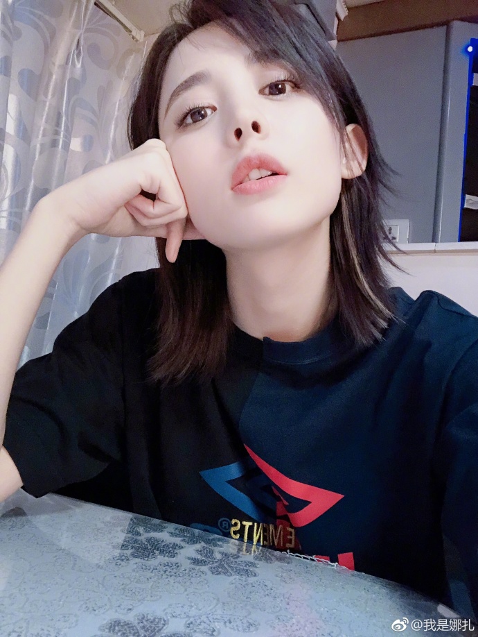 新疆美女明星古力娜扎化身猫系美少女可爱图片 5