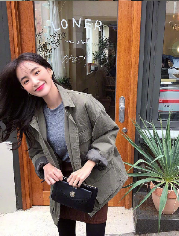 清纯美女旅游拍照姿势get