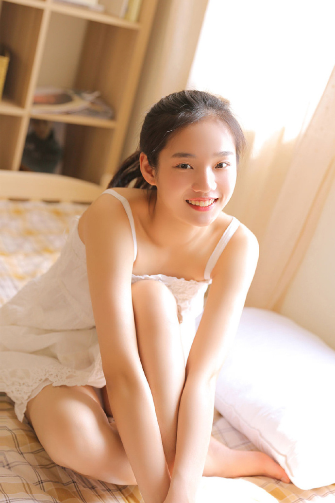清纯美女扎马尾辫居家写真 2