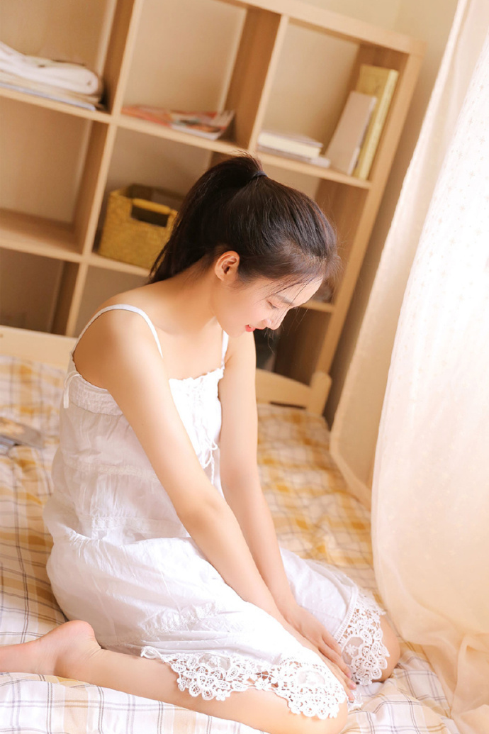 清纯美女扎马尾辫居家写真 6