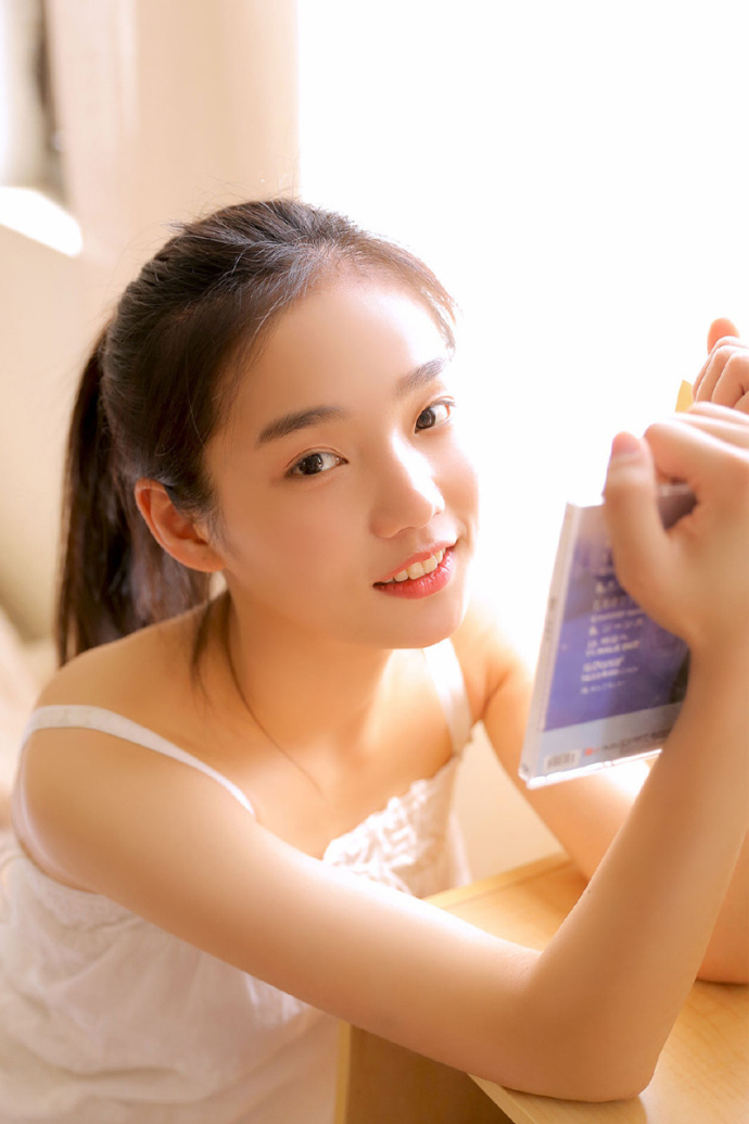 清纯美女扎马尾辫居家写真 9