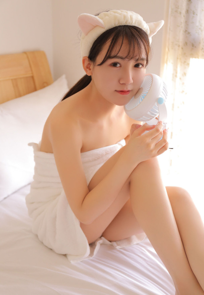 清纯美女可爱湿身浴缸写真 4