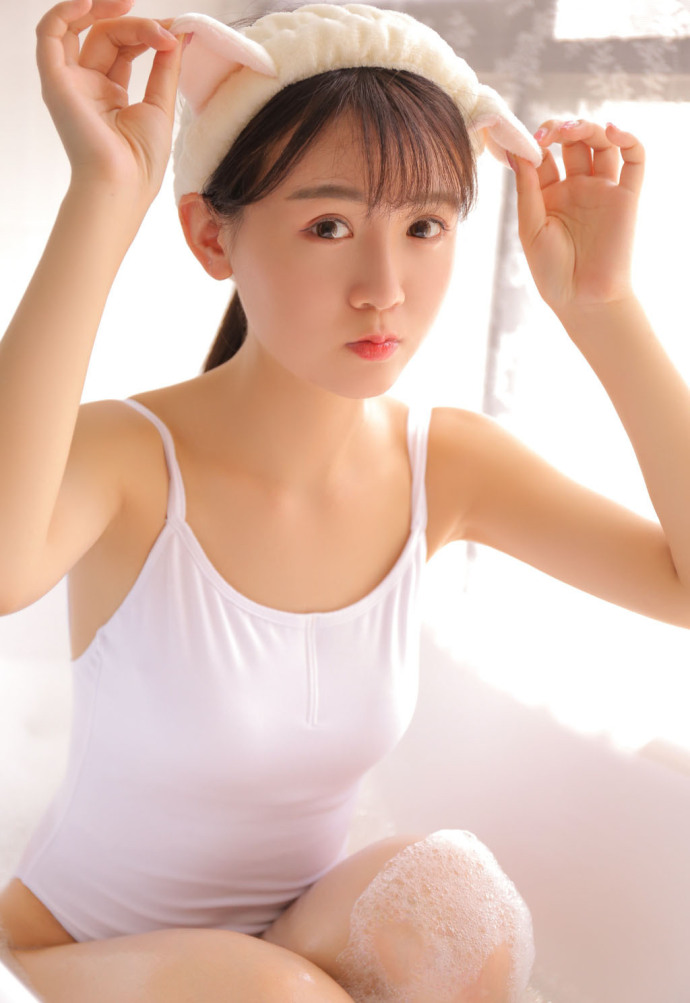 清纯美女可爱湿身浴缸写真 6