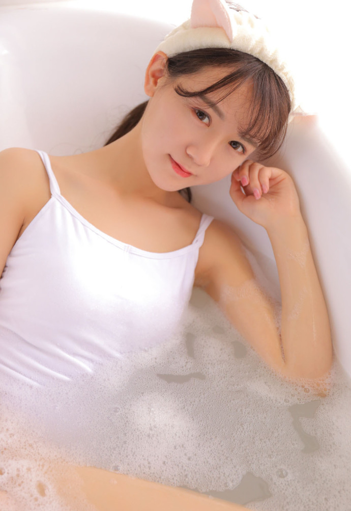 清纯美女可爱湿身浴缸写真 7