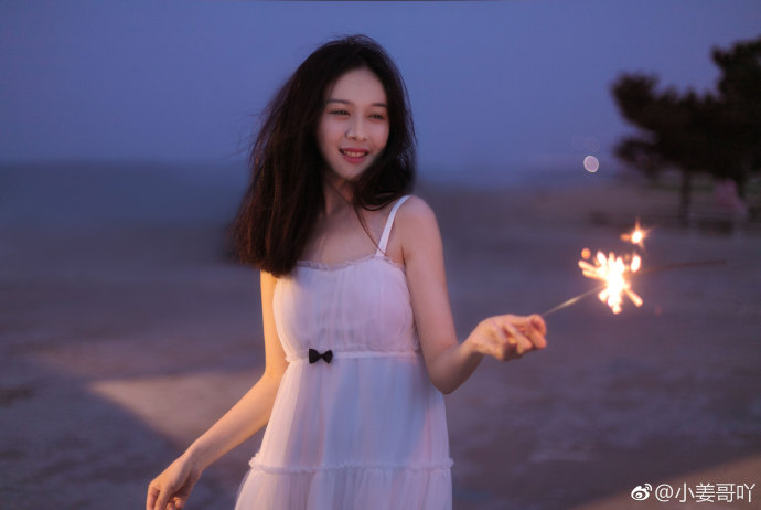 清纯美女一琳海边放烟花唯美写真 2