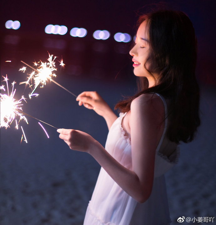 清纯美女一琳海边放烟花唯美写真 3