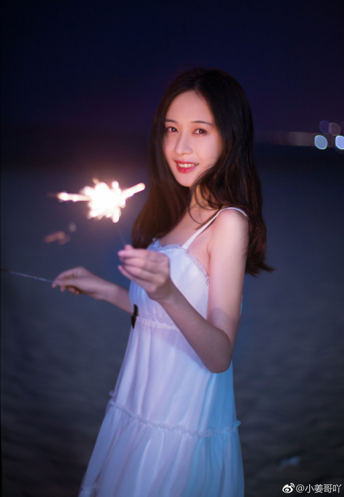 清纯美女一琳海边放烟花唯美写真 4