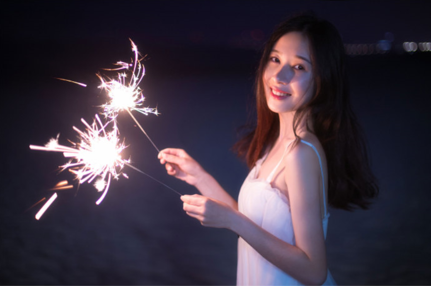 清纯美女一琳海边放烟花唯美写真 5