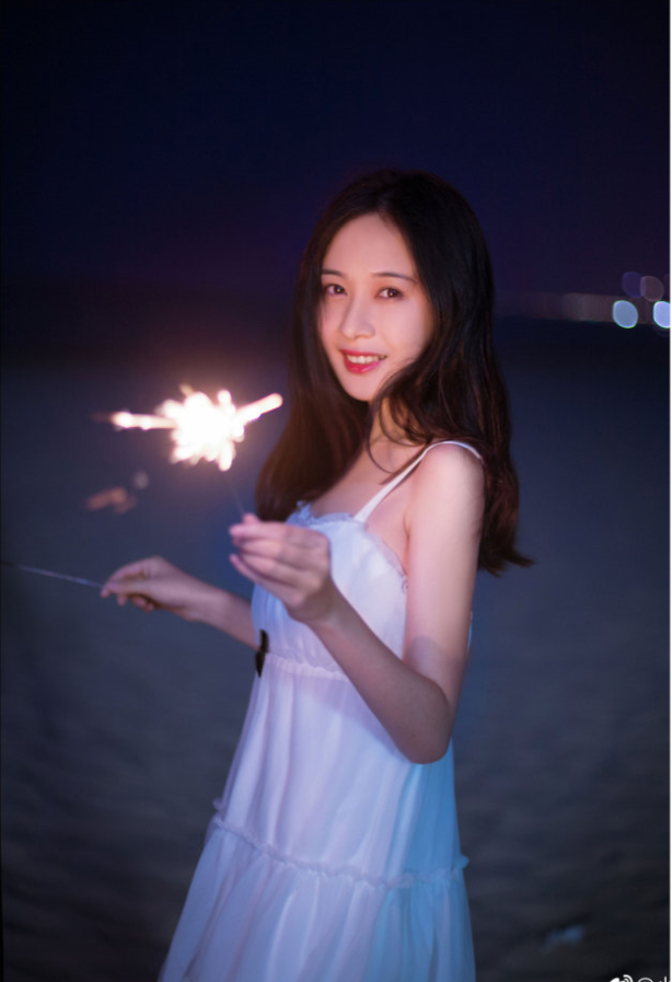 清纯美女一琳海边放烟花唯美写真 6
