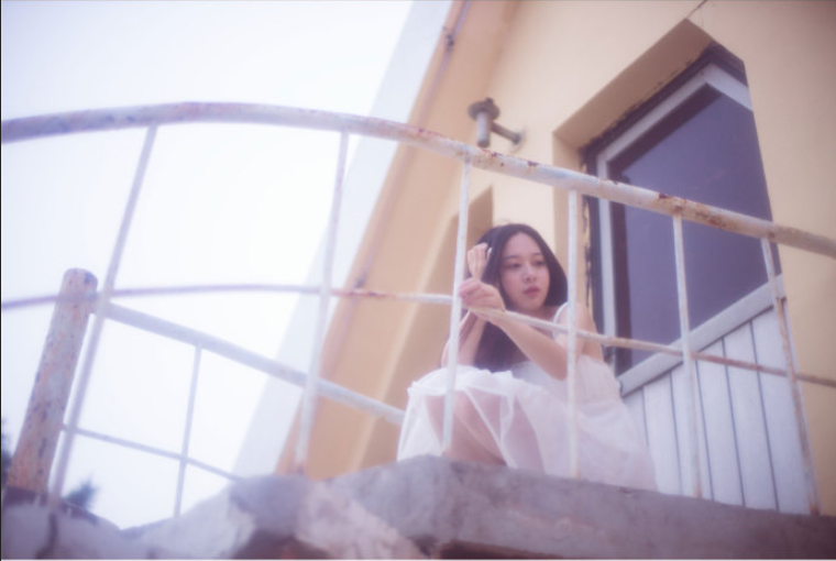 清纯美女一琳海边放烟花唯美写真 7