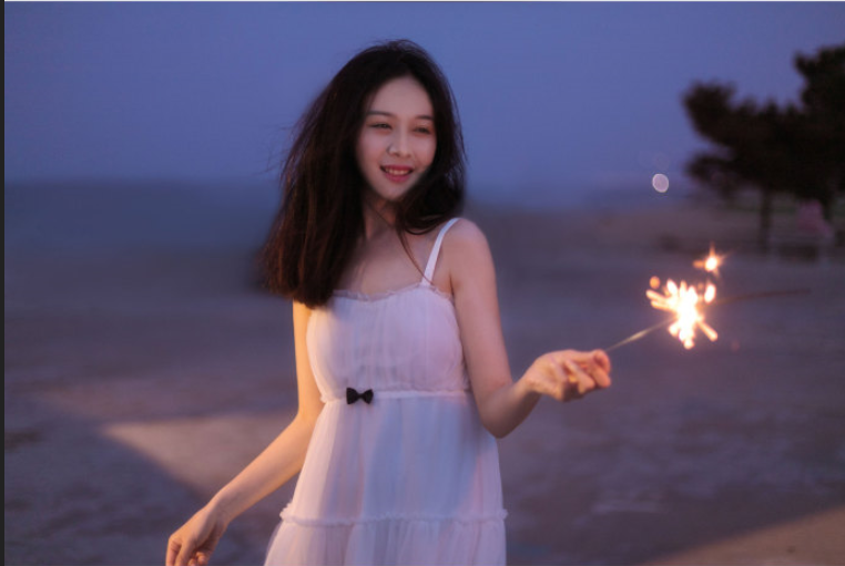 清纯美女一琳海边放烟花唯美写真 8