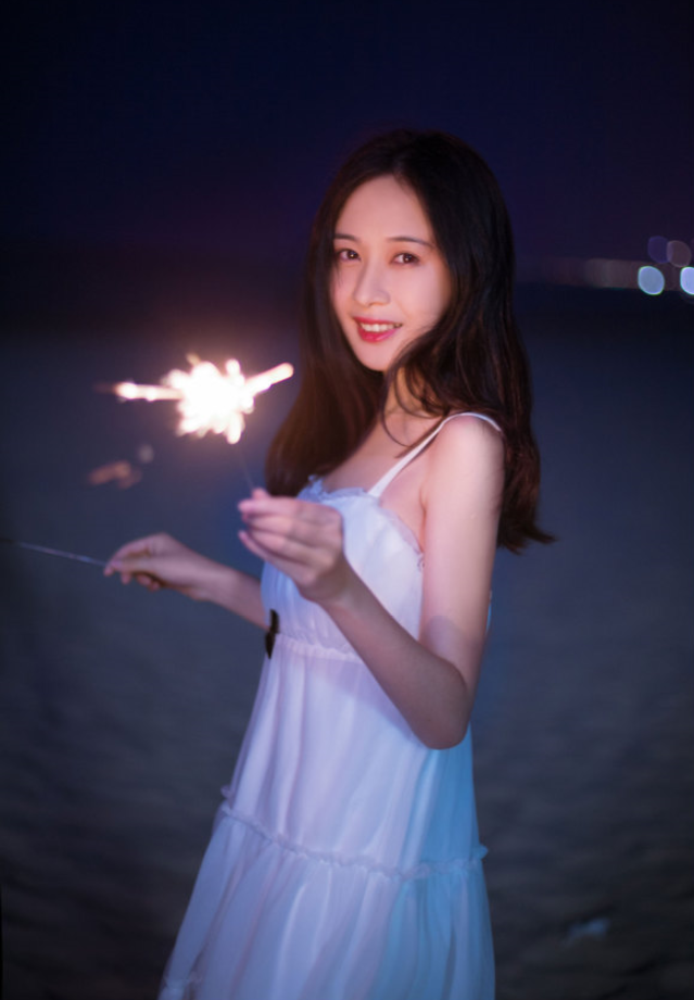 清纯美女一琳海边放烟花唯美写真 9