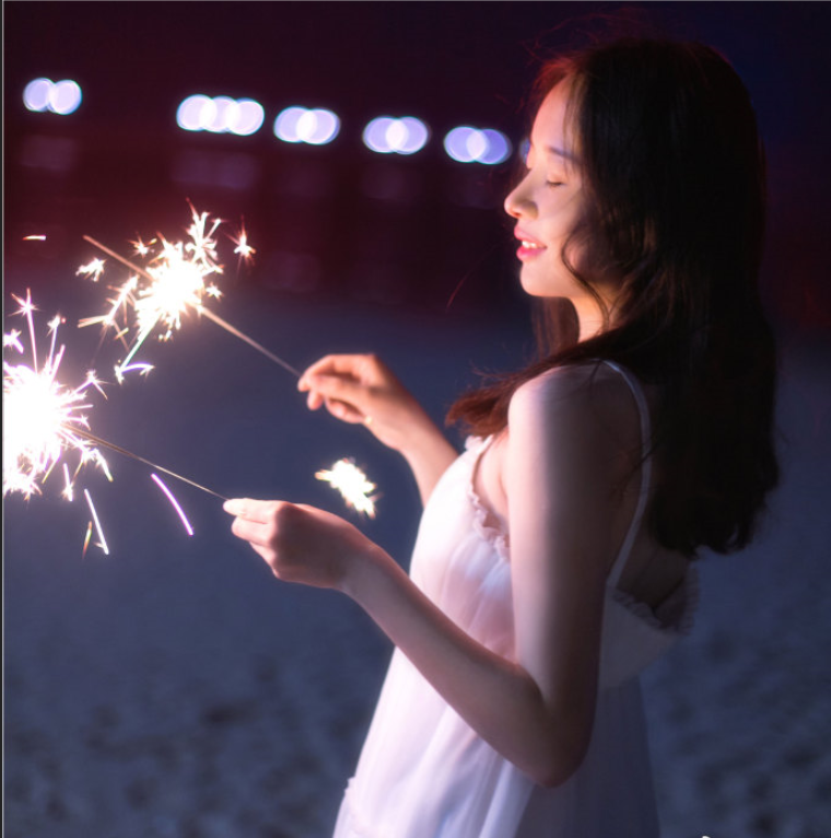 清纯美女一琳海边放烟花唯美写真 10