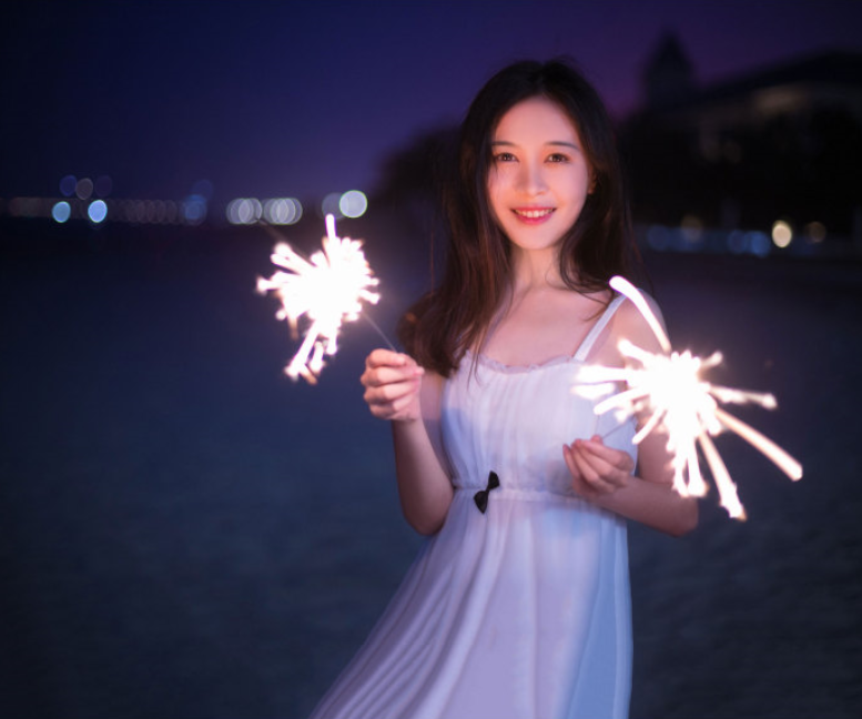 清纯美女一琳海边放烟花唯美写真 11