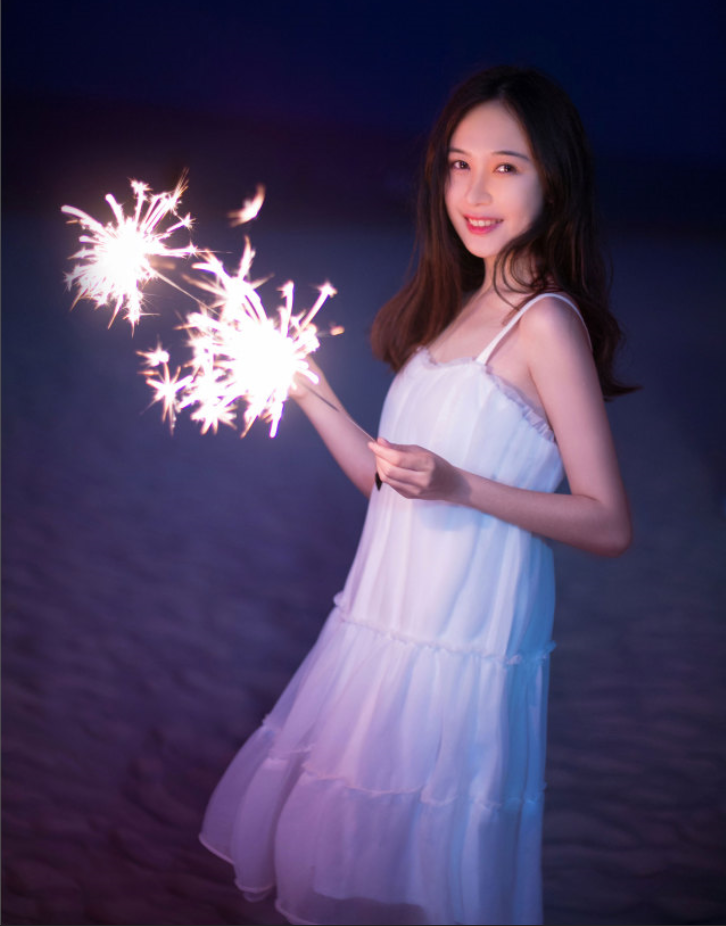 清纯美女一琳海边放烟花唯美写真 12