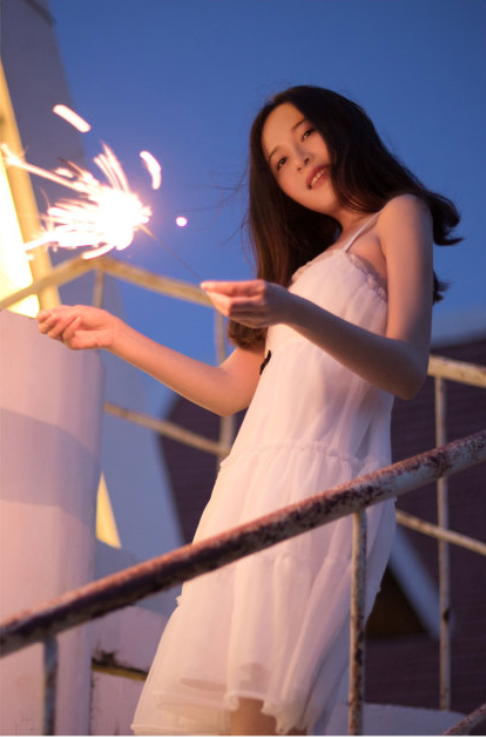 清纯美女一琳海边放烟花唯美写真 13