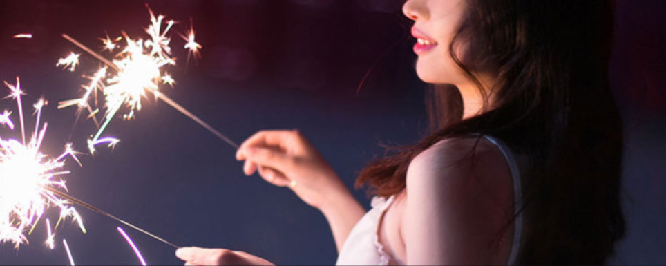 清纯美女一琳海边放烟花唯美写真 15