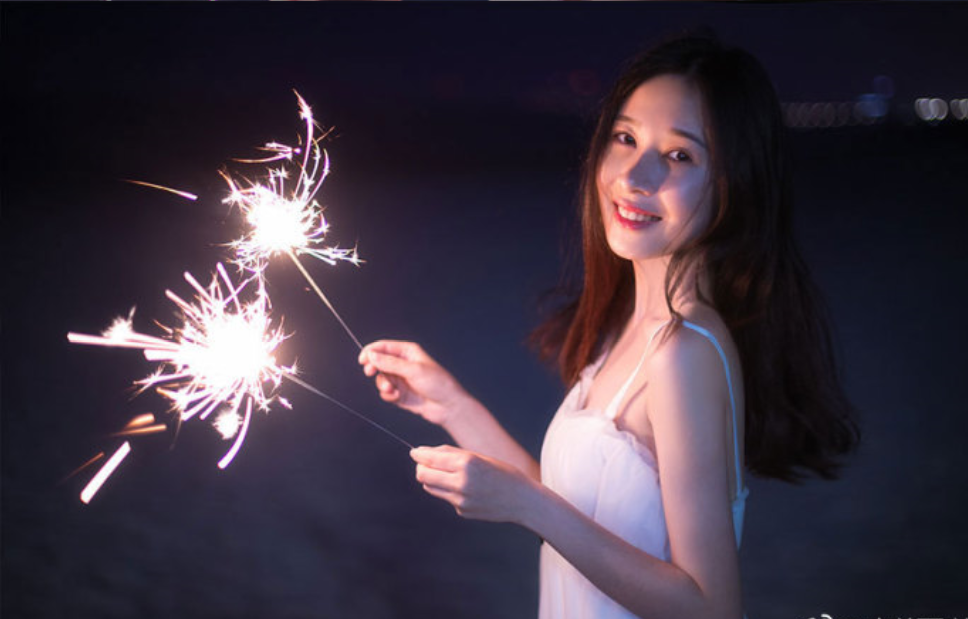 清纯美女一琳海边放烟花唯美写真 16