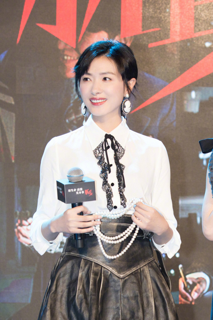 大眼美女明星万茜出席电视剧《脱身》发布会仙 2