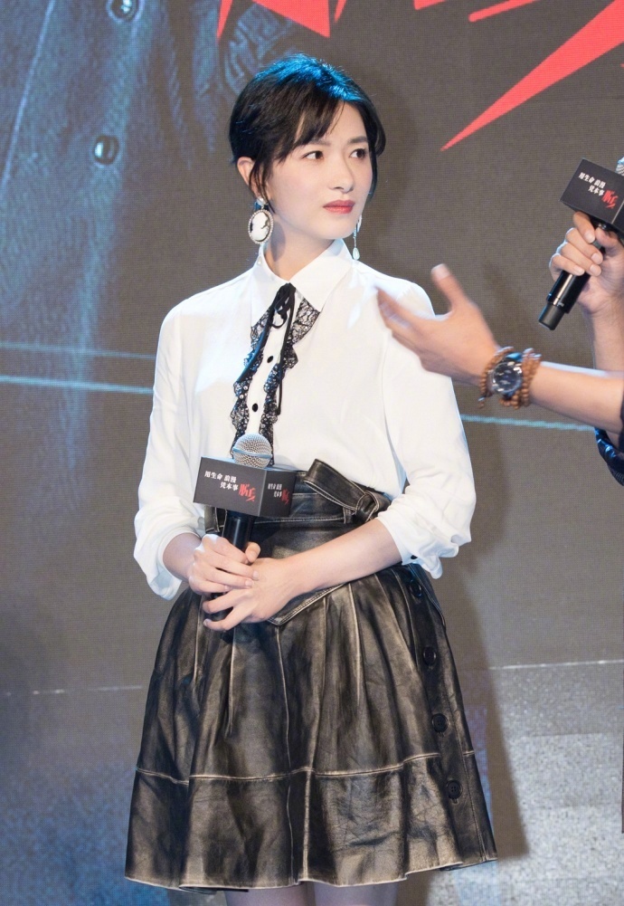大眼美女明星万茜出席电视剧《脱身》发布会仙 4