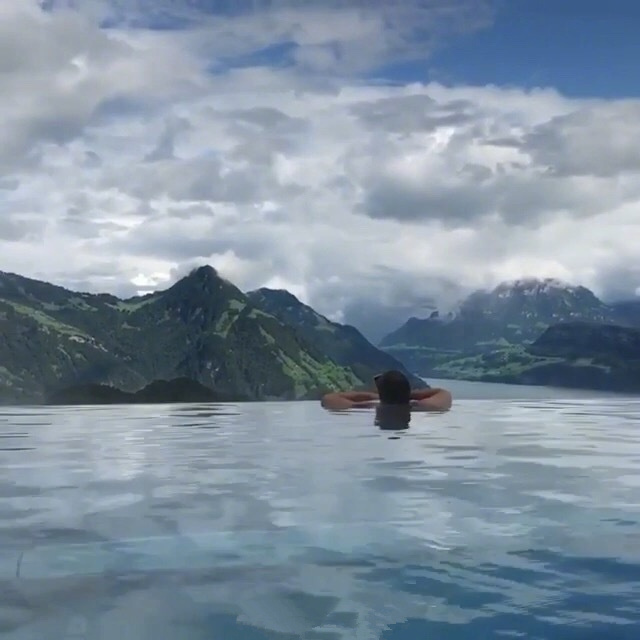 瑞士山上的露天泳池风景图片 4