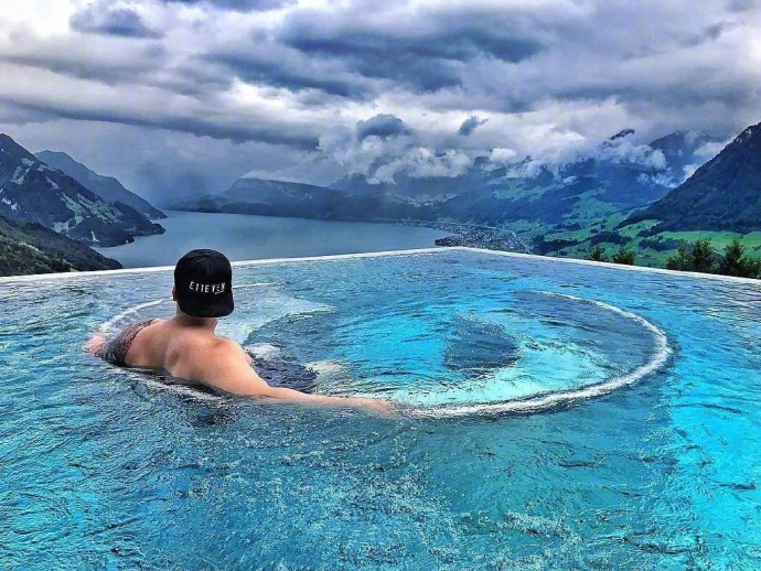 瑞士山上的露天泳池风景图片 5