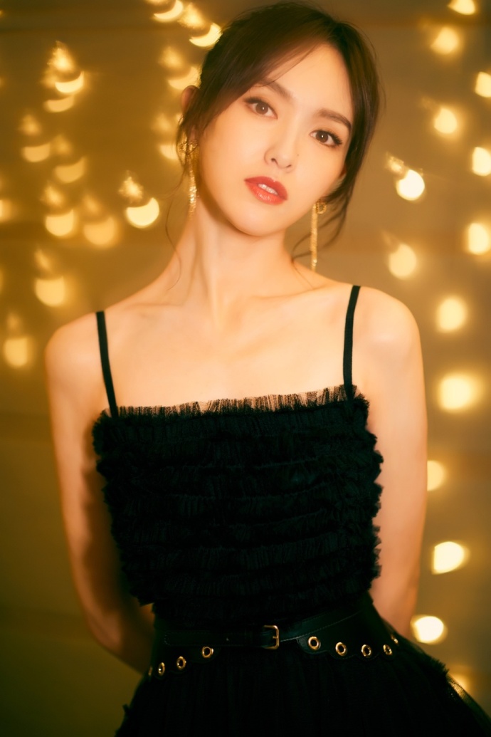 上海美女明星唐嫣黑色吊带纱裙配丸子头高贵灵 2