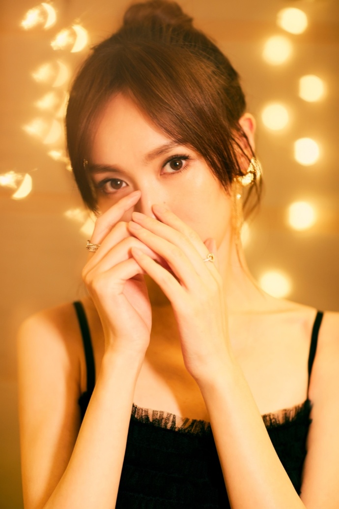 上海美女明星唐嫣黑色吊带纱裙配丸子头高贵灵 4